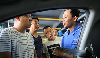 汽修教师梁旭东教学实景