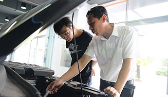 汽修教师梁旭东教学实景