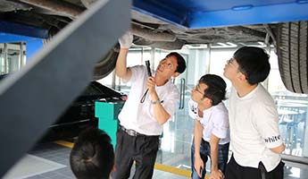 汽修教师梁旭东教学实景