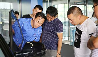 汽修教师梁旭东教学实景