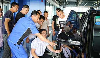 汽修教师梁旭东教学实景